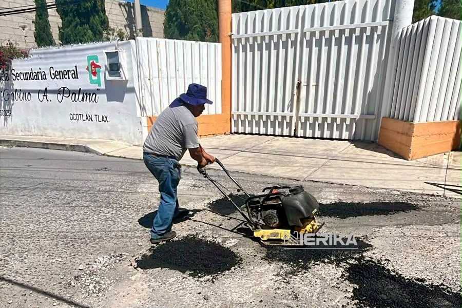 Brigadas de “Más Territorio” pintan topes, balizan vialidades y realizan poda en Ixtulco, Ocotlán y Adolfo López Mateos