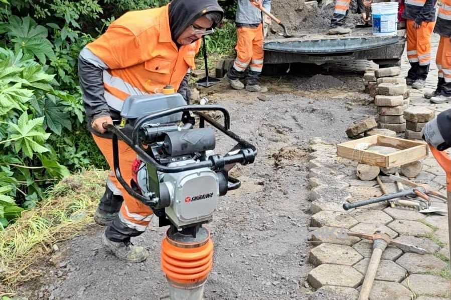 Brigadas de “Más Territorio” renivelan adoquín en Tepehitec, rellenan grietas en Tlapancalco y concluyen instalación de luminarias