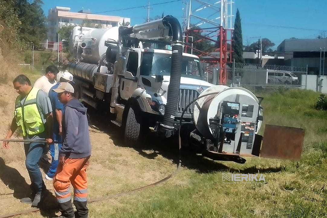 CON CAMIÓN VÁCTOR, AYUNTAMIENTO DE TLAXCALA INTERVIENE LA INFRAESTRUCTURA DEL COBAT PLANTEL 01 PARA PREVENIR RIESGOS SANITARIOS