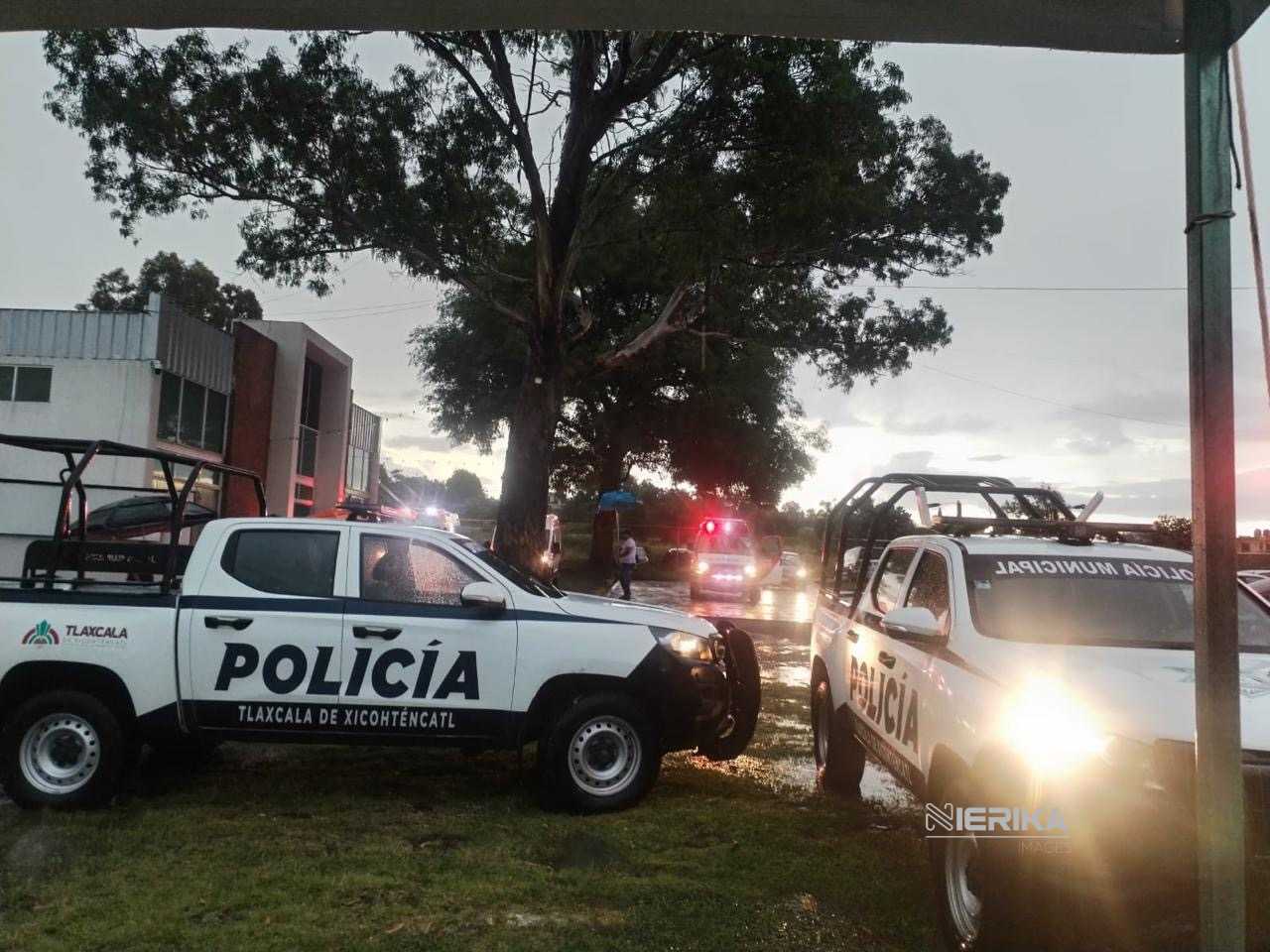 PERSONAL DE PROTECCIÓN CIVIL MUNICIPAL ATIENDE REPORTE POR CAÍDA DE LONA EN SALÓN DE EVENTOS; NO SE REPORTAN LESIONADOS
