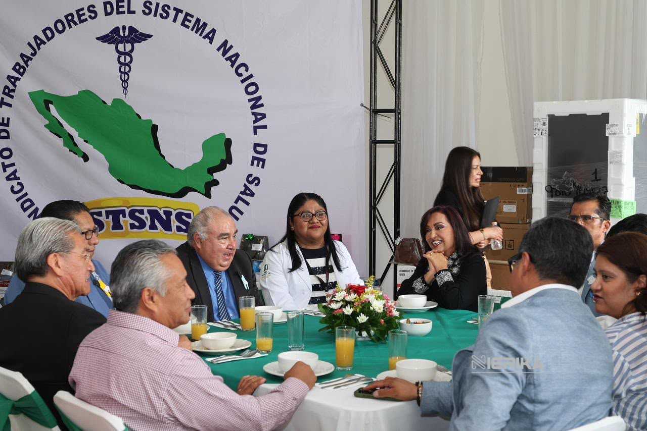 RECONOCE GOBERNADORA A MADRES Y PADRES DE LA SECCIÓN 31 DEL STSNS