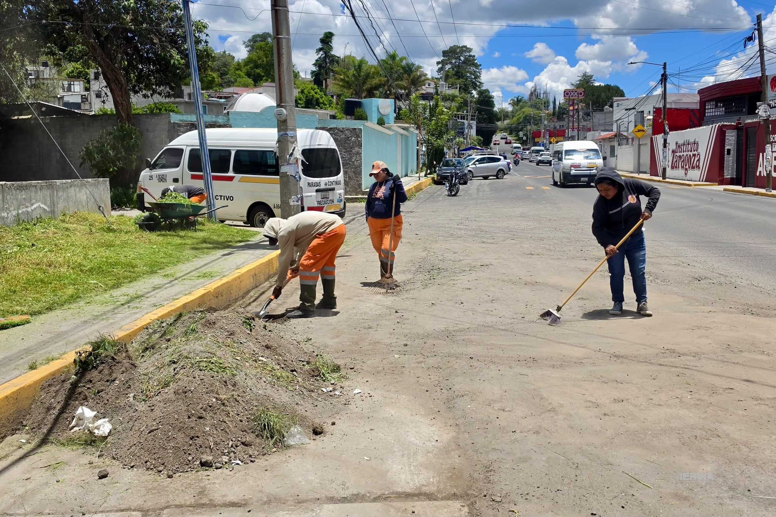 Brigadas de “Más Territorio” realizan faenas de limpieza, poda y bacheo en Cuarto Señorío, Tepehitec y Tlapancalco