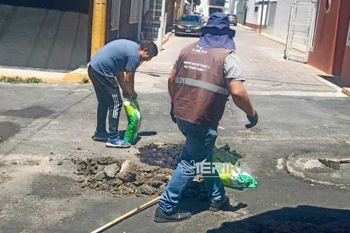 Brigadas de “Más Territorio” balizan topes en Ixtulco, bachean en Ocotlán y mantienen campos deportivos