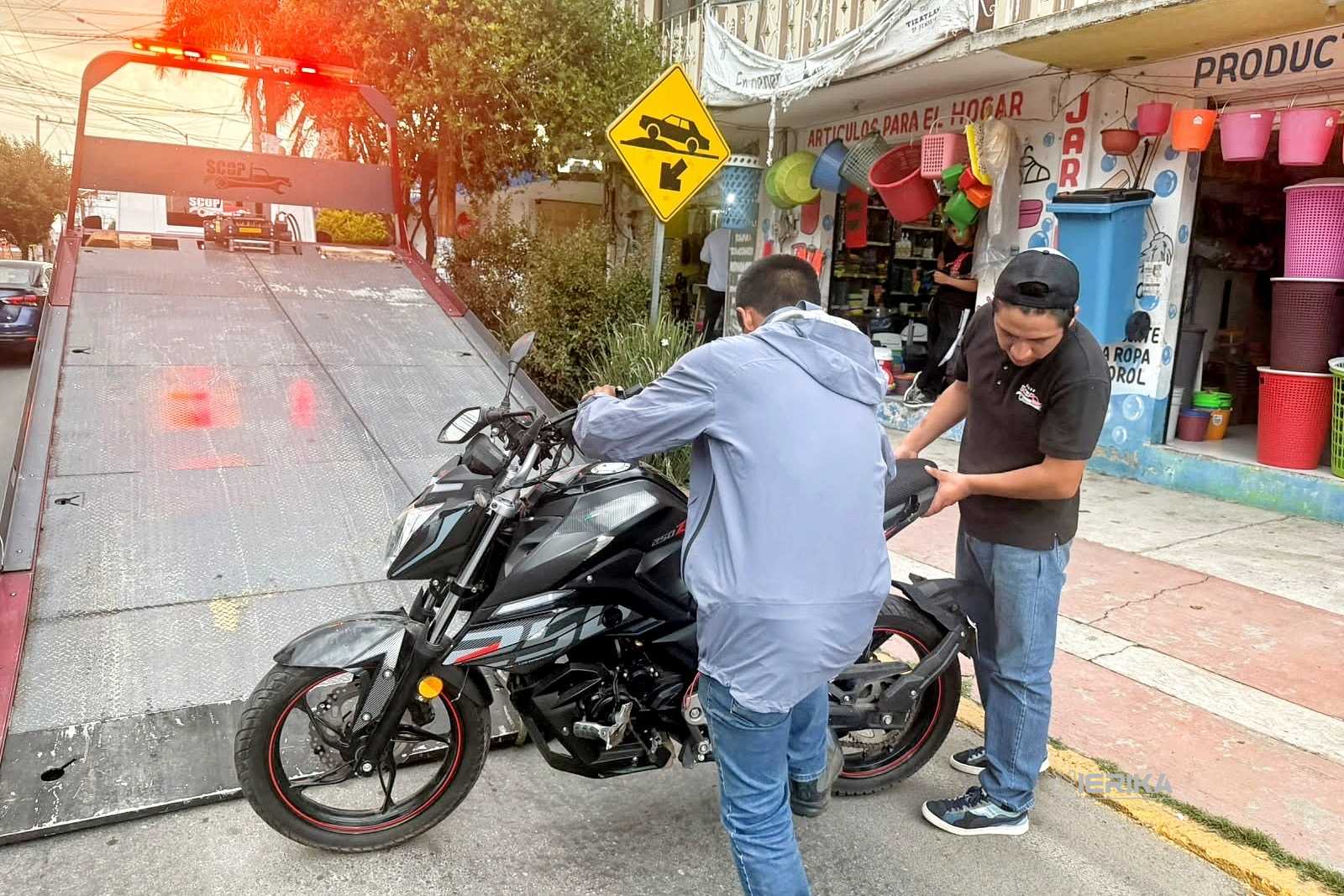 POLICÍA MUNICIPAL Y DE PROTECCIÓN CIVIL DE TLAXCALA JUNTO CON EL CRUM BRINDAN ATENCIÓN TRAS ATROPELLAMIENTO DE MENOR EN TIZATLÁN
