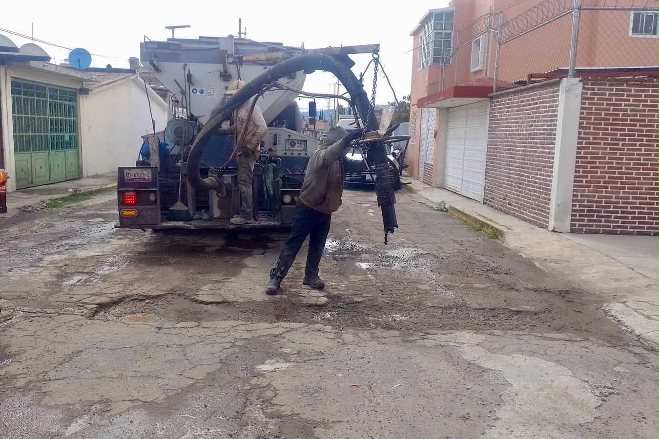Brigadas de “Más Territorio” mantienen panteón, podan en Basílica de Ocotlán y bachean en Miraflores