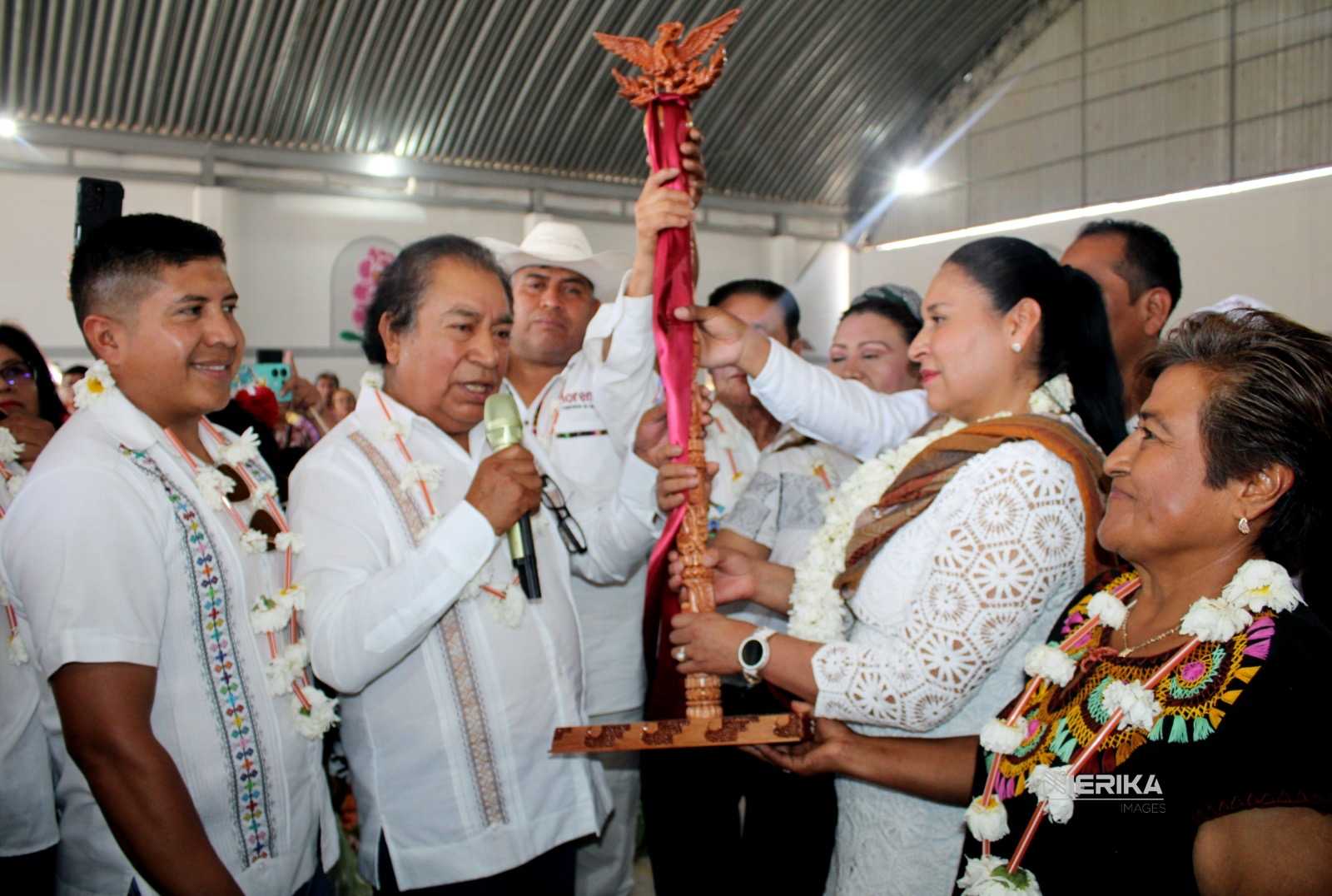 Recibe Ana Lilia Rivera bastón de mando de pueblos originarios e indígenas de Tlaxcala
