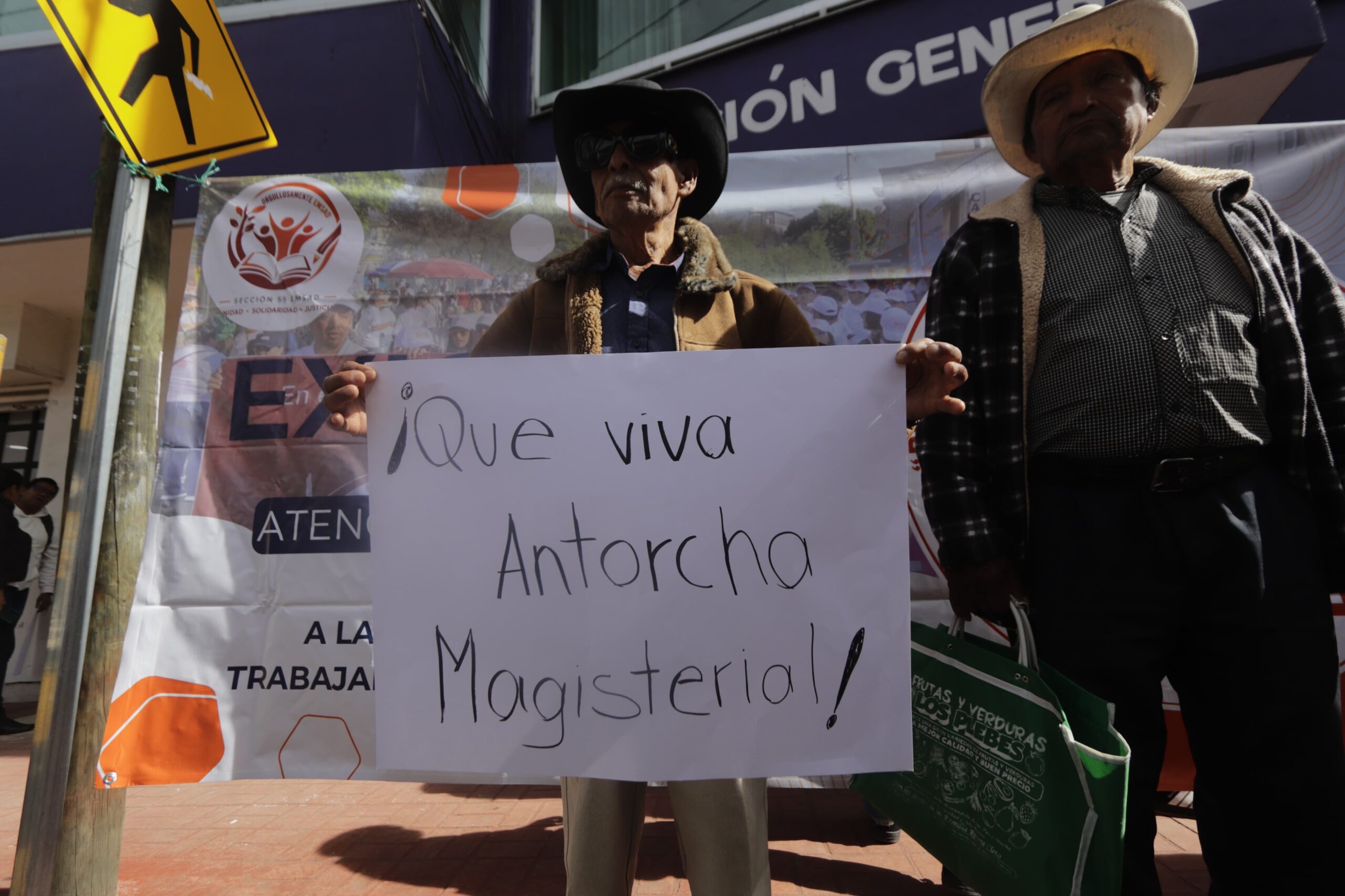 Docentes del CECyTE-EMSaD, junto con representantes de Antorcha Magisterial y de la Sección 55 del SNTE Protestan en Tlaxcala.