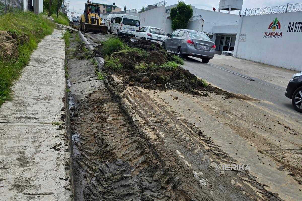 AYUNTAMIENTO DE TLAXCALA REALIZA DESAZOLVE EN AVENIDA POLITÉCNICO NACIONAL
