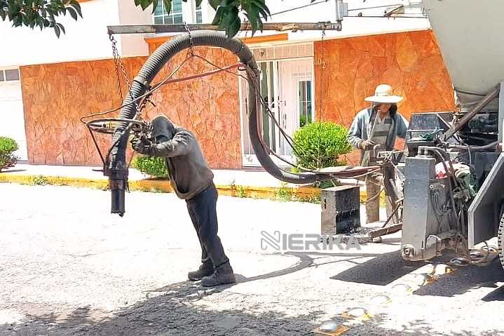 ATIENDE AYUNTAMIENTO DE TLAXCALA CON BACHEO A LA COLONIA TLAPANCALCO