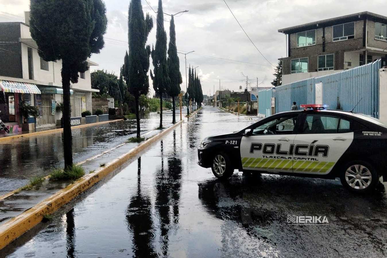 EN COORDINACIÓN ATIENDEN AUTORIDADES MUNICIPALES Y ESTATALES CAÍDA DE RAMA DE ÁRBOL Y ANEGACIONES TRAS FUERTE LLUVIA EN LA CAPITAL