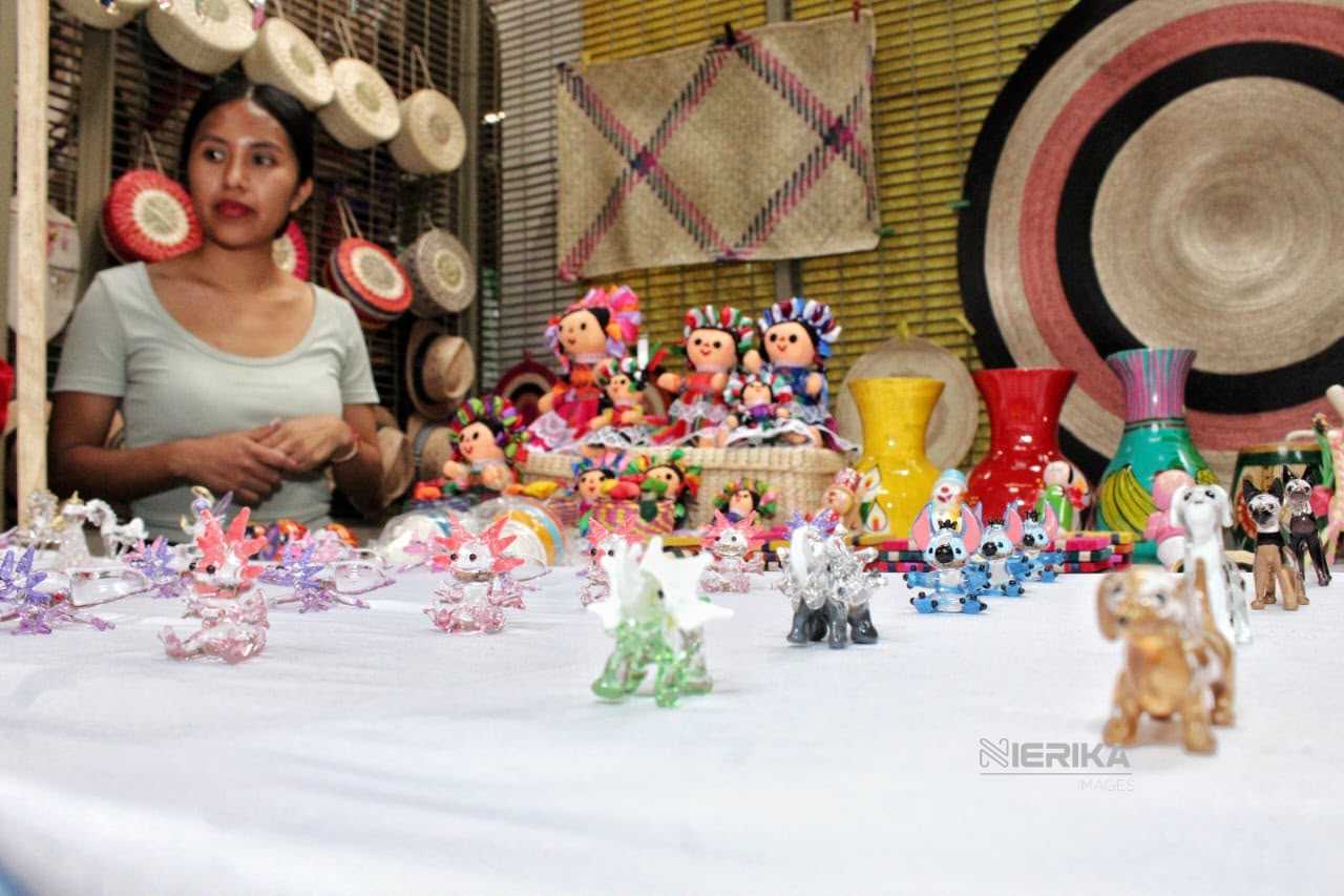 ANA LAURA OCHOA MANTIENE VIVA LA TRADICIÓN ARTESANAL EN EL MERCADO DE ARTESANOS