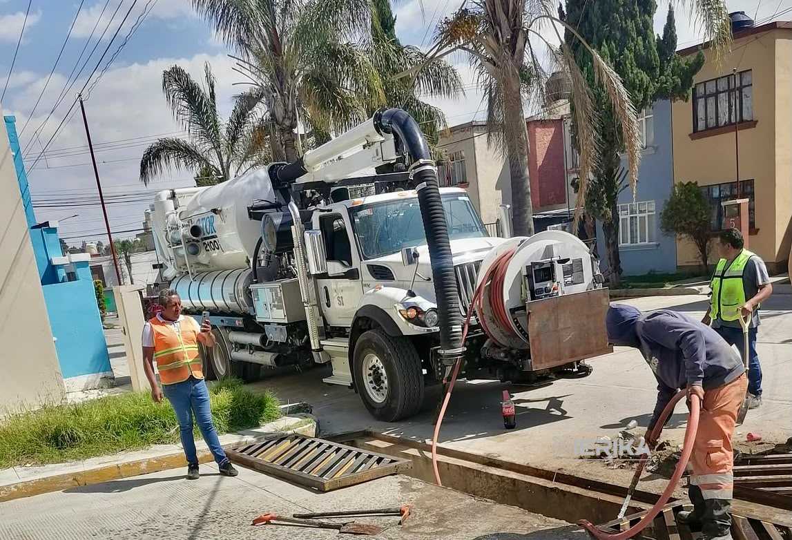 Brigadas de “Más Territorio” desazolvan rejilla en Acuitlapilco y limpian cunetas en Tepehitec