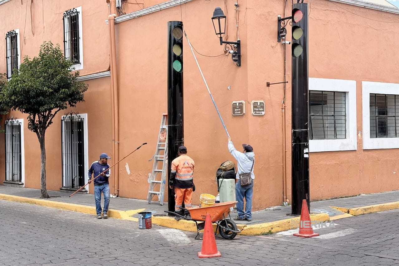 REFUERZA AYUNTAMIENTO DE TLAXCALA TRABAJO EN TERRITORIO CON REHABILITACIÓN DE SEMÁFOROS EN EL CENTRO DE LA CAPITAL