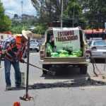 Brigadas de “Más Territorio” pintan topes en Ixtulco, realizan trabajos preventivos contra inundaciones en Miraflores y bachean en Miguel N. Lira