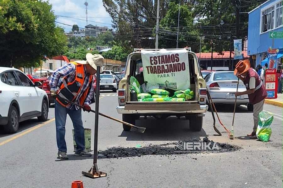Brigadas de “Más Territorio” pintan topes en Ixtulco, realizan trabajos preventivos contra inundaciones en Miraflores y bachean en Miguel N. Lira