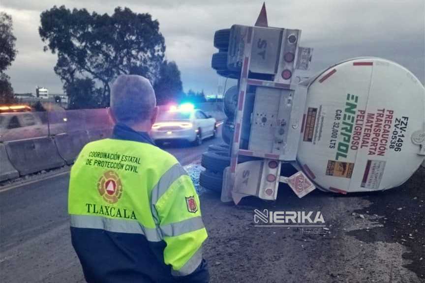 ATIENDE CEPC VOLCADURA DE CONTENDEDOR CON GASOLINA EN CARRETERA HUAMANTLA-APIZACO