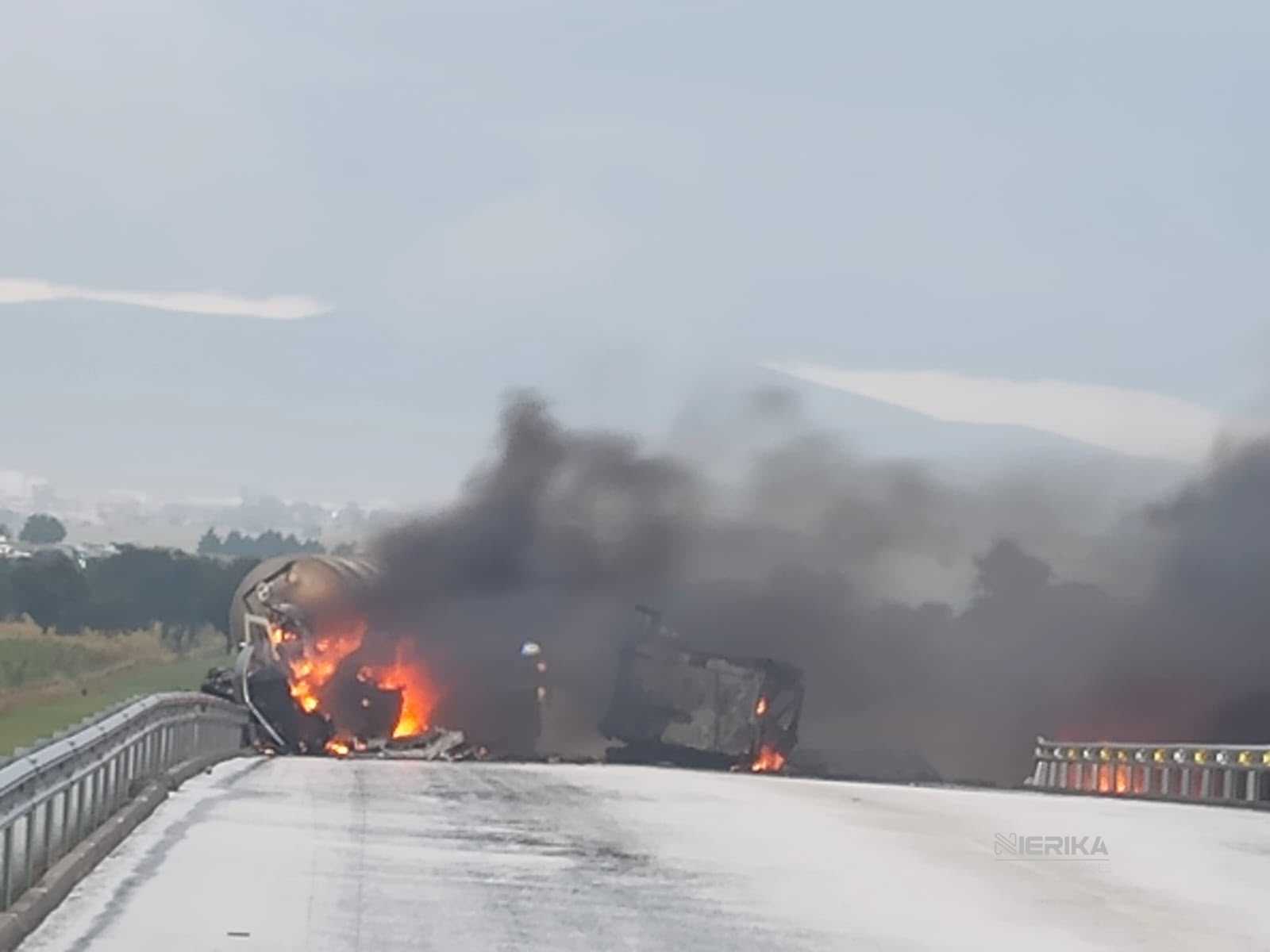 ATIENDEN CUERPOS DE EMERGENCIA CHOQUE ENTRE PIPA Y PLATAFORMA; HAY DOS LESIONADOS